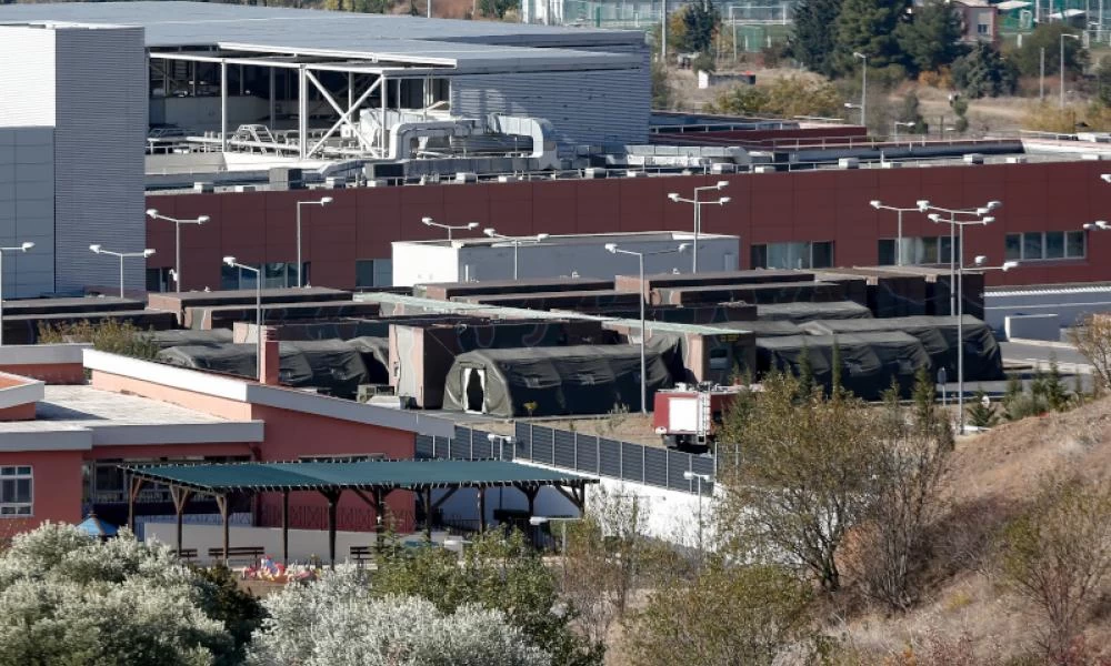 Ετοιμάζεται το κινητό νοσοκομείο στο προαύλιο του 424 στη Θεσσαλονίκη από το Στρατό